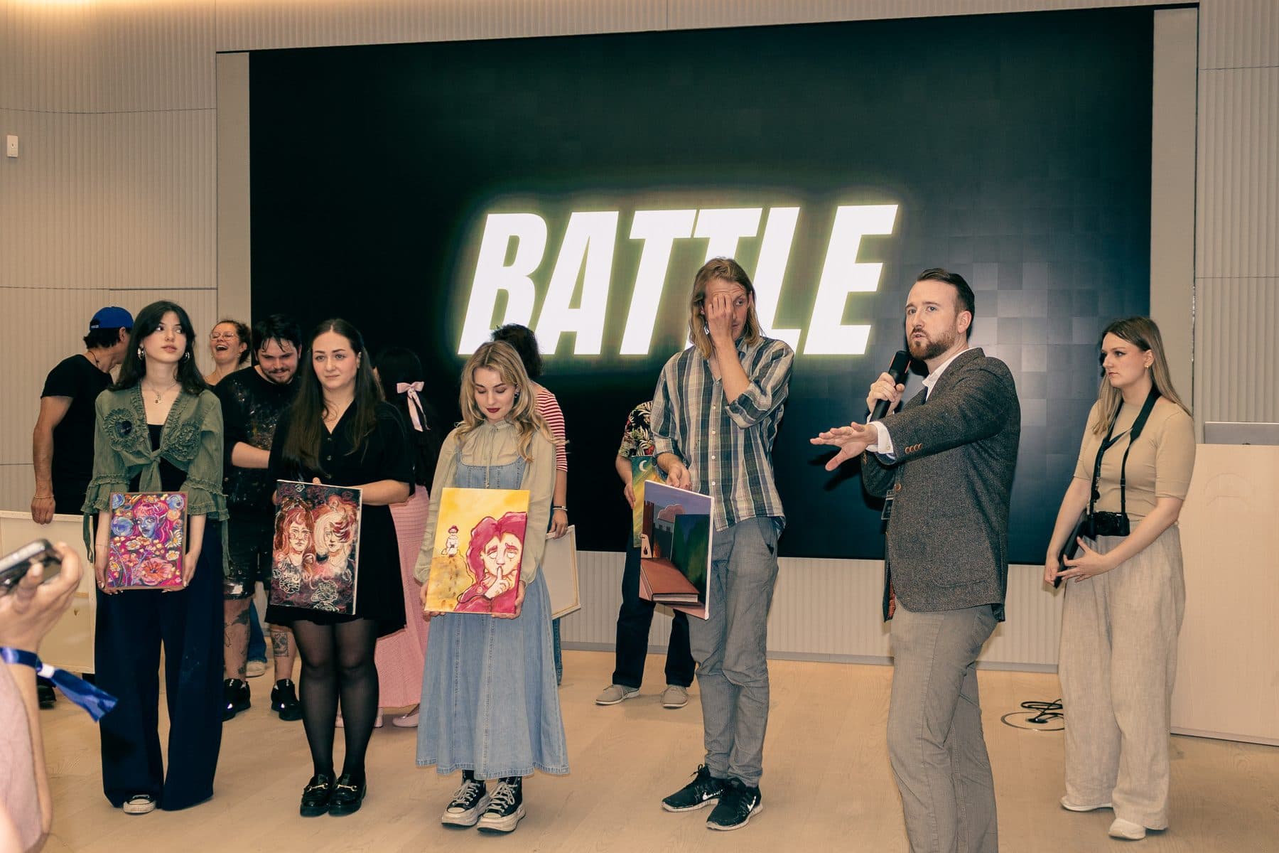 Künstlerinnen und Künstler präsentieren ihre Werke bei einem EchterHand-Event
